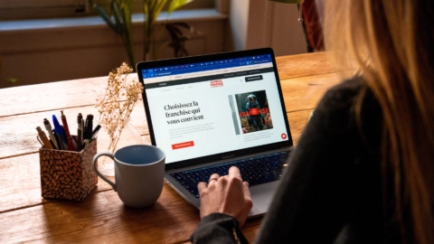espace de travail à domicile avec macbook