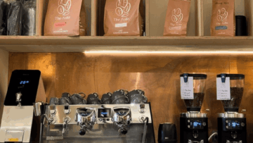 barra de café profesional con máquina espresso