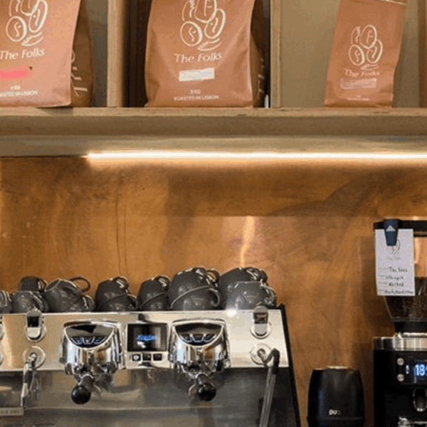 barra de café profesional con máquina espresso