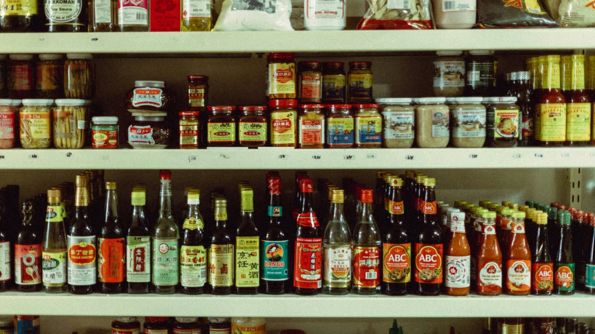 Étagères dÉpicerie asiatique : sauces et condiments