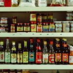 Étagères dÉpicerie asiatique : sauces et condiments