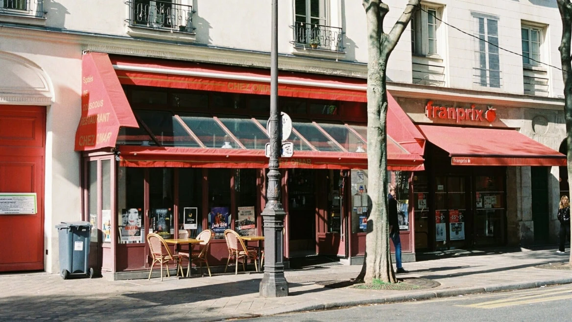 auvents rouges : café terrasse et franprix