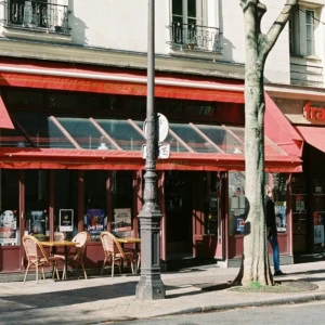 auvents rouges : café terrasse et franprix
