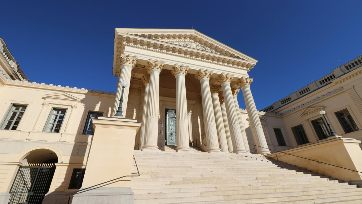 façade néoclassique monumentale aux colonnes corinthiennes