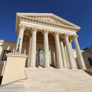 façade néoclassique monumentale aux colonnes corinthiennes