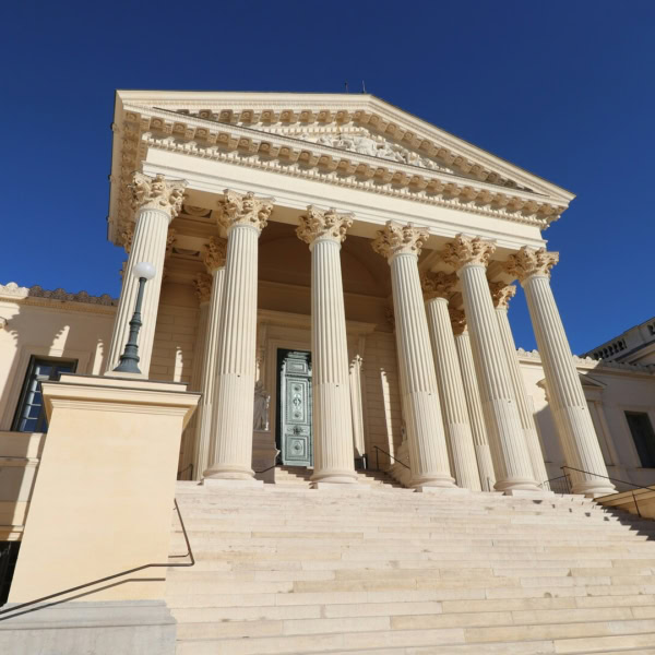façade néoclassique monumentale aux colonnes corinthiennes