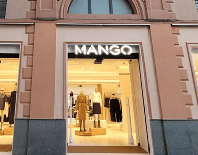 tienda mango iluminada con escaparate moderno