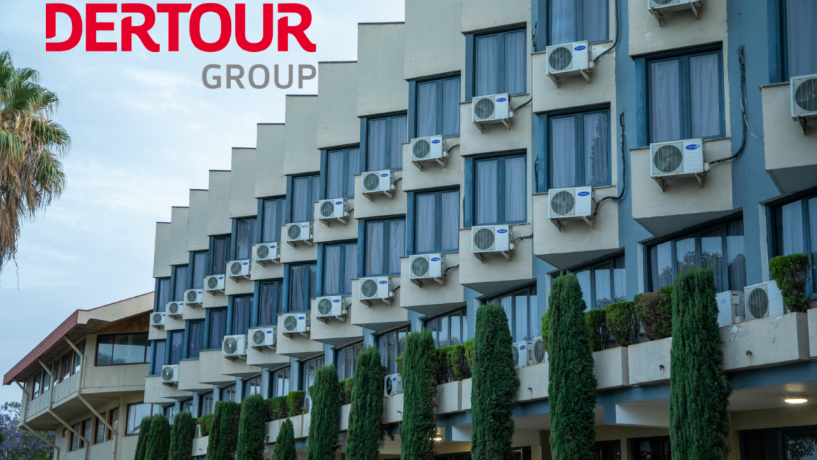 hotelfassade mit klimaanlagen und dertour logo