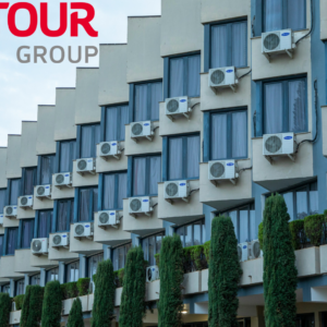 hotelfassade mit klimaanlagen und dertour logo