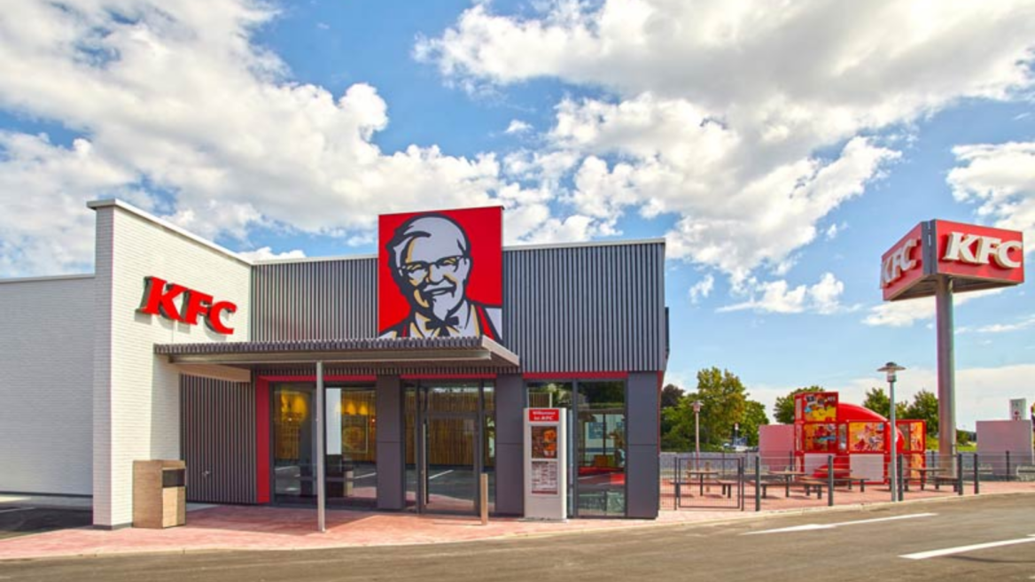 kfc fassade mit glasfront und außenbereich