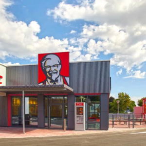kfc fassade mit glasfront und außenbereich