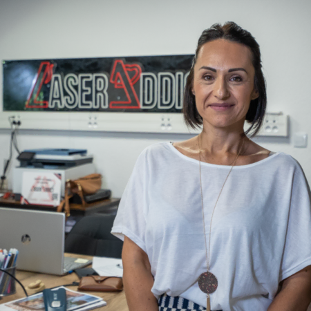 portrait professionnel dune femme au bureau