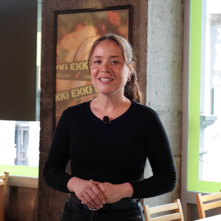 portrait dune femme souriante au café moderne