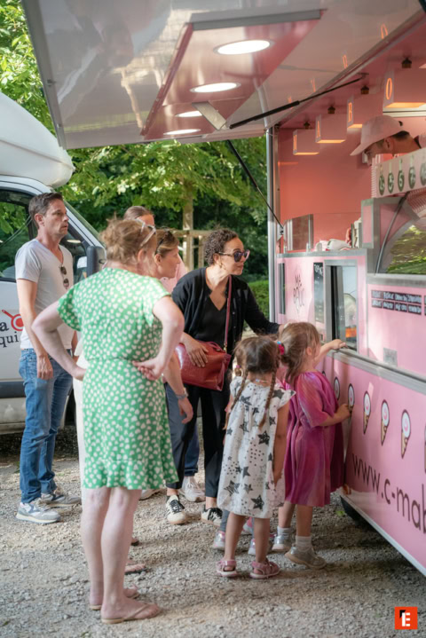 camion de glaces rose, file dattente denfants