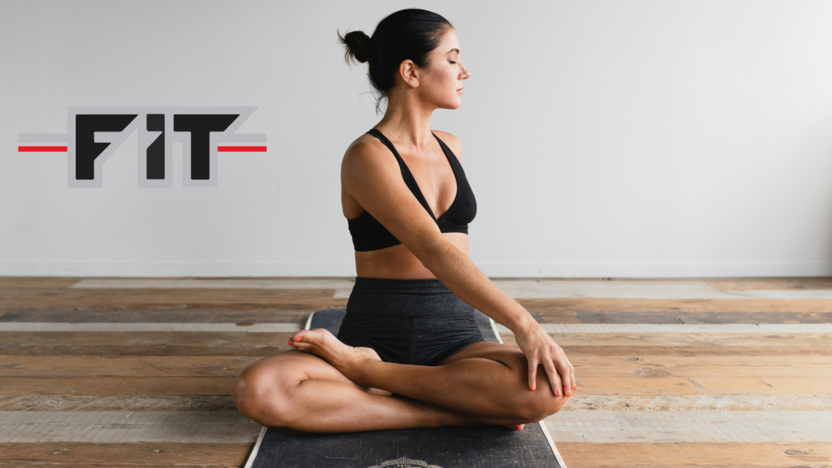 meditatives yoga im studio mit frau im halb lotus