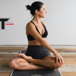 meditatives yoga im studio mit frau im halb lotus