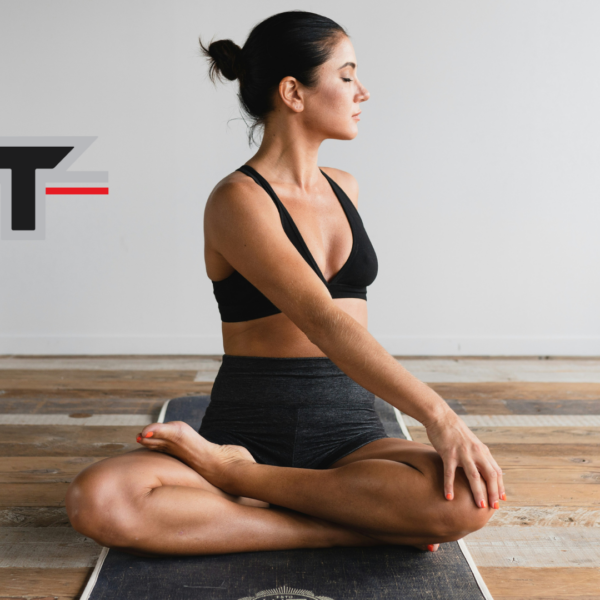 meditatives yoga im studio mit frau im halb lotus