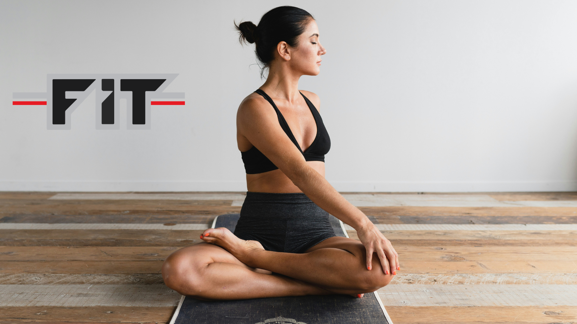 meditatives yoga im studio mit frau im halb lotus
