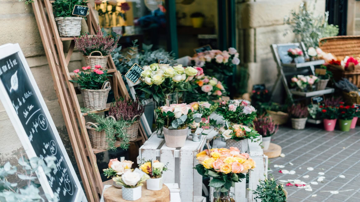 vitrine fleuriste artisanale aux roses pastel