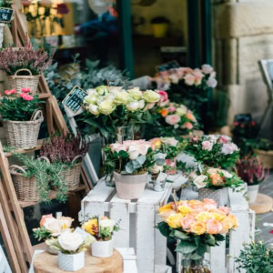 vitrine fleuriste artisanale aux roses pastel