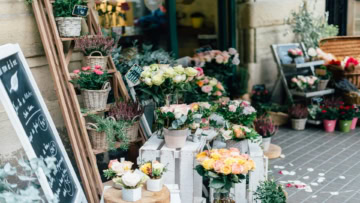 vitrine fleuriste artisanale aux roses pastel