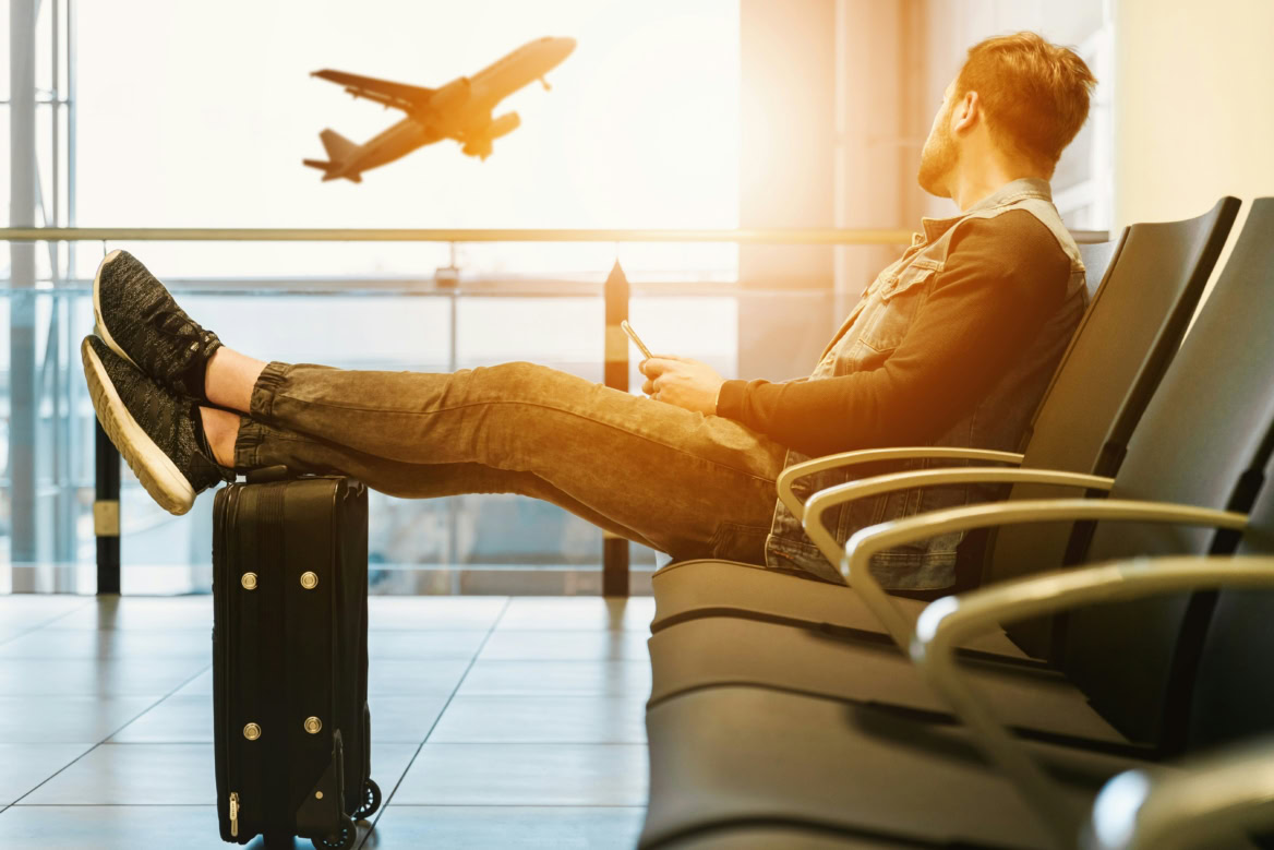 warten am flughafen: mann im goldenen licht