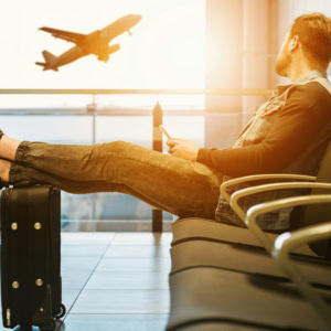 warten am flughafen: mann im goldenen licht