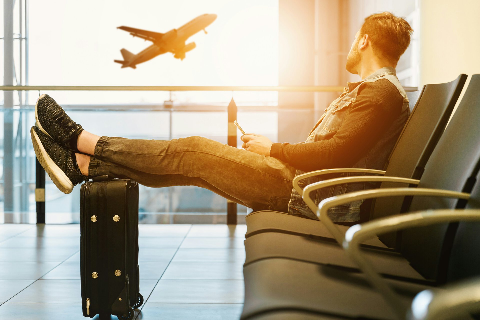 warten am flughafen: mann im goldenen licht