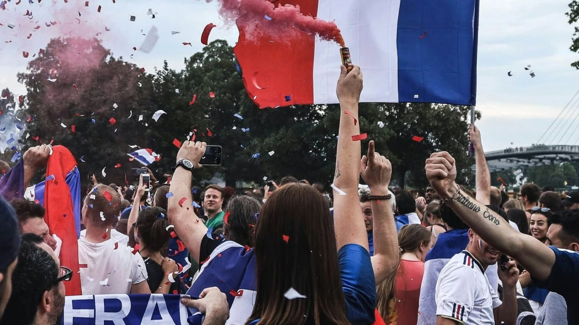supporters en liesse avec drapeau tricolore