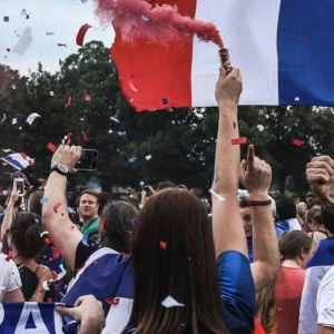 supporters en liesse avec drapeau tricolore