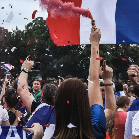 supporters en liesse avec drapeau tricolore