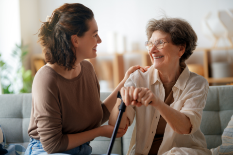 seniorin mit gehstock im fürsorglichen gespräch