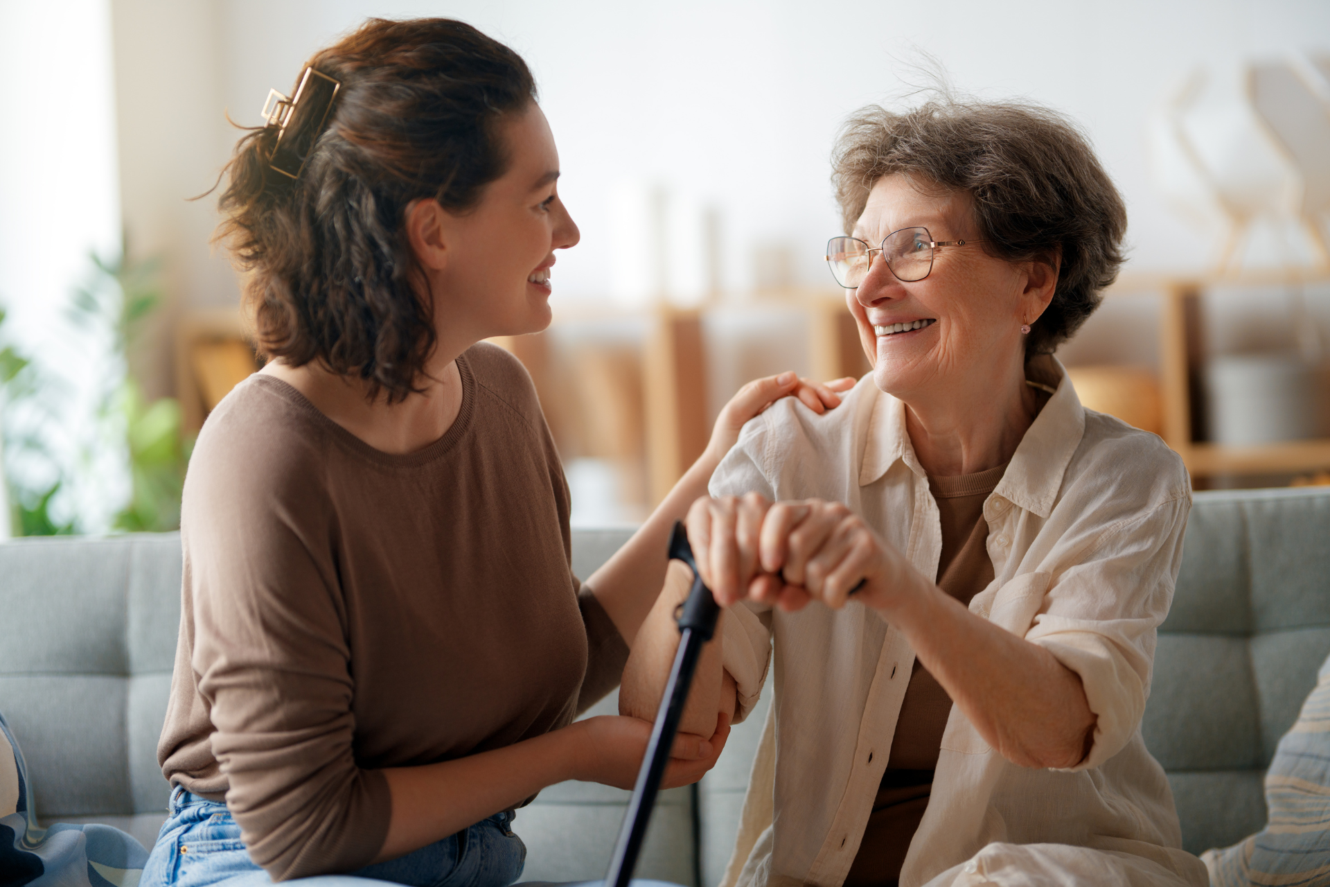 seniorin mit gehstock im fürsorglichen gespräch