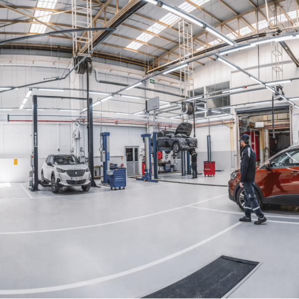 atelier automobile moderne avec ponts Élévateurs