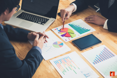 teammeeting mit berichten, diagrammen und datenanalyse