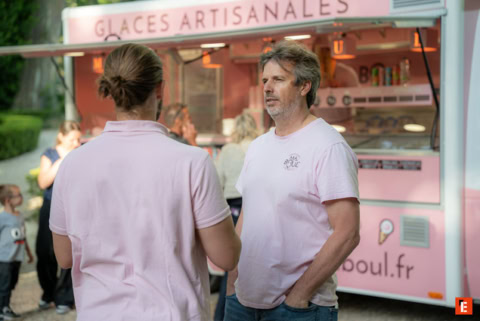camion de glaces artisanales rose, ambiance estivale