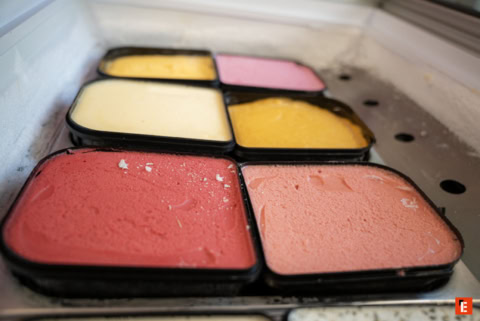 glaces et sorbets colorés en vitrine réfrigérée