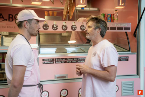 serveur et client dans boutique de glaces pastel