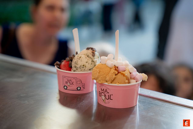 coupes roses de glaces aux fraises et guimauves