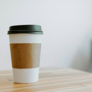 gobelet de café À emporter sur table en bois