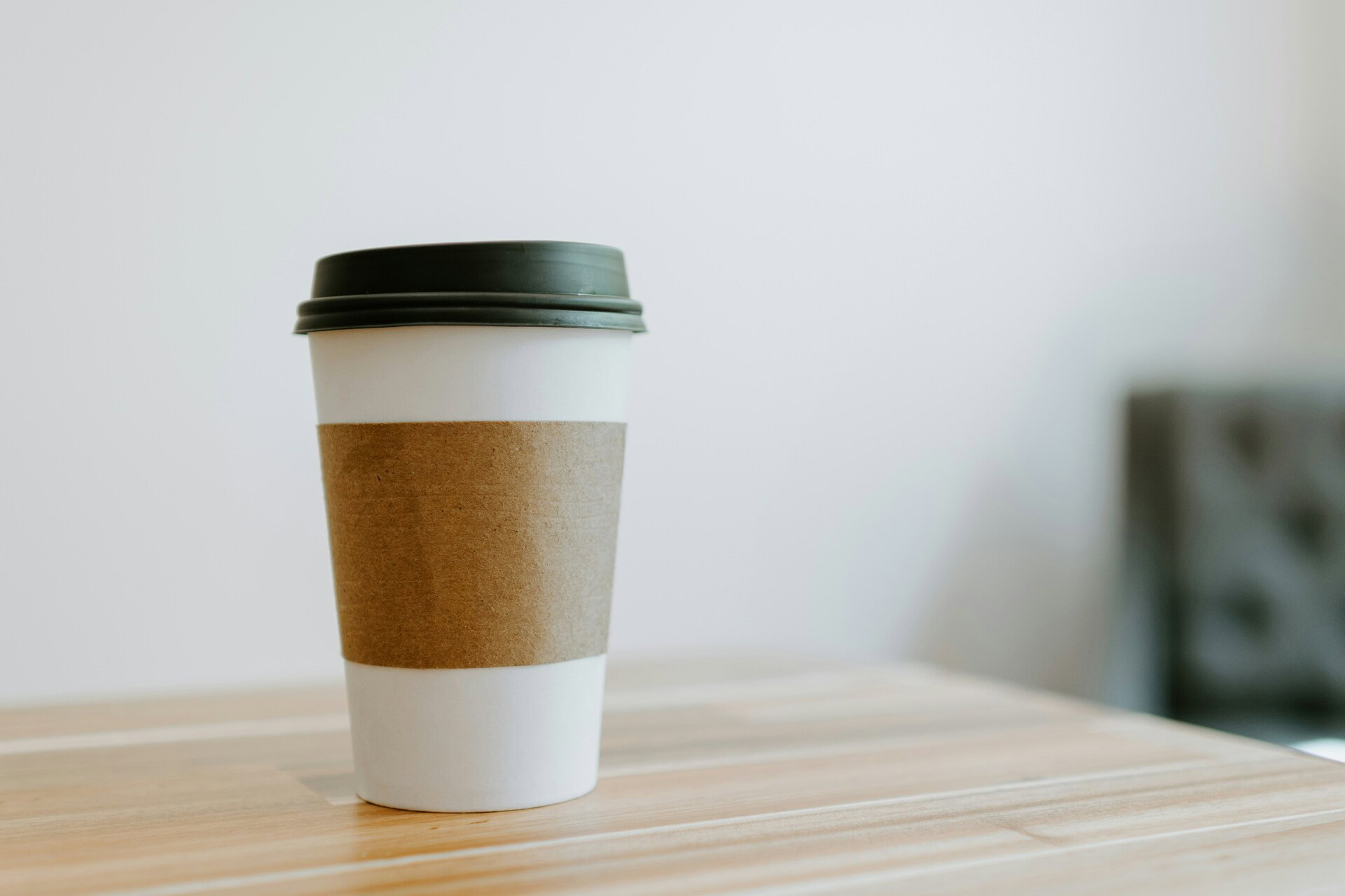 gobelet de café À emporter sur table en bois