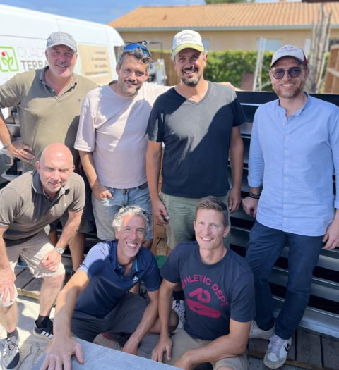 Équipe de chantier décontractée autour dune camionnette