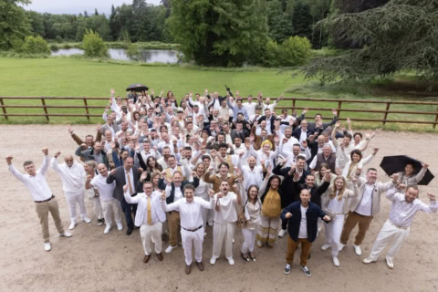 célébration de groupe au bord de lÉtang
