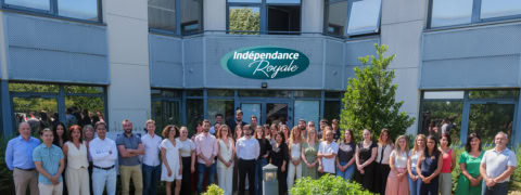 photo déquipe devant indépendance royale