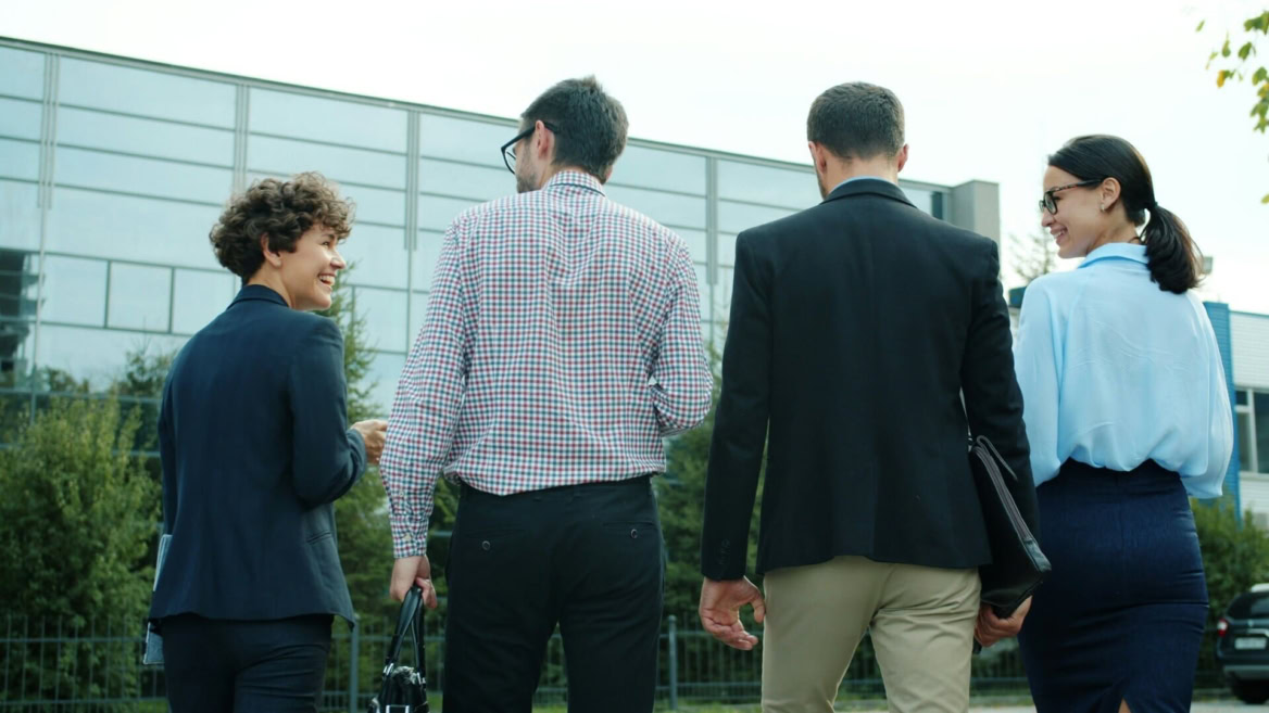squadra di professionisti in cammino verso lufficio