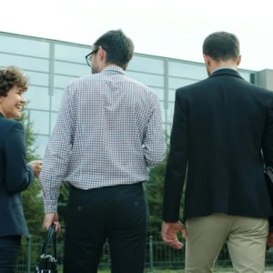 squadra di professionisti in cammino verso lufficio