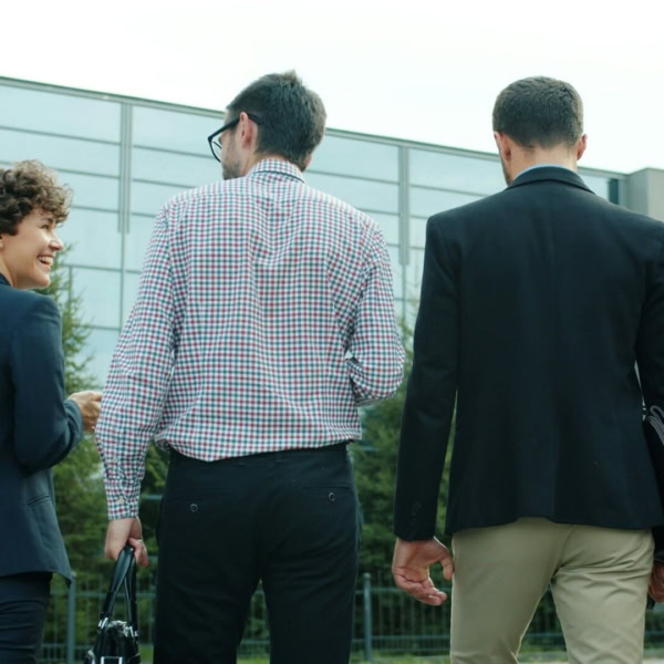 squadra di professionisti in cammino verso lufficio