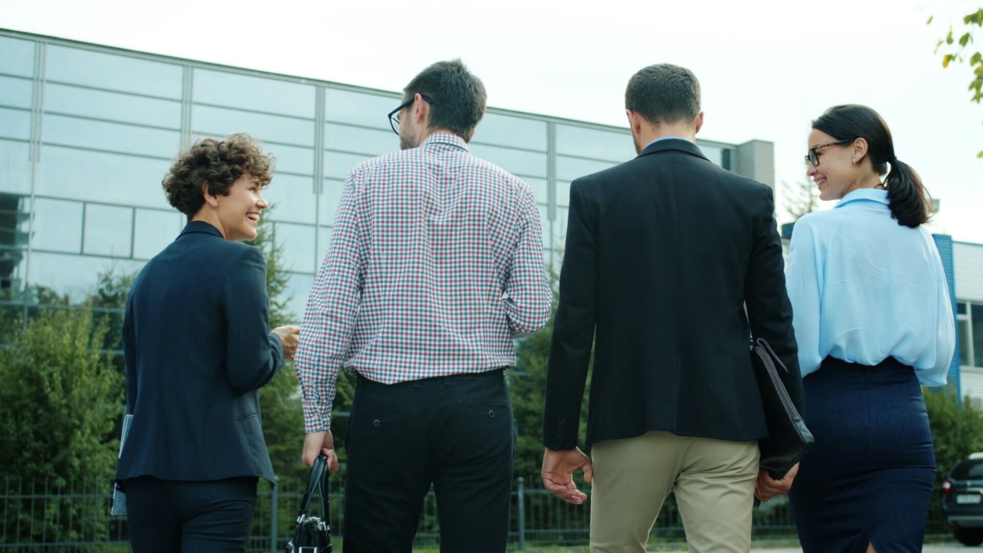 squadra di professionisti in cammino verso lufficio