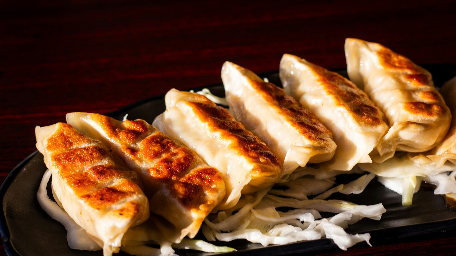 gyozas poêlés croustillants sur lit de chou