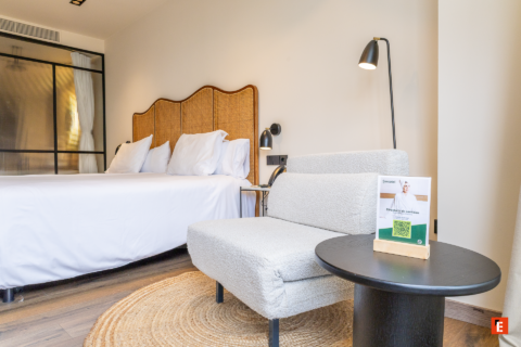 habitación de hotel moderna con cabecero de ratán